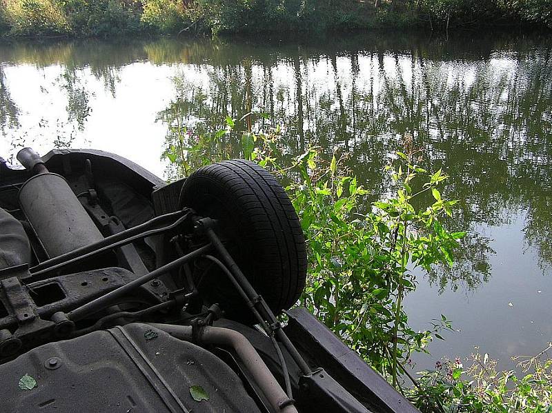 Auto přistálo hned velde sedícího rybáře u Jizery mezi Debří a Josefovým Dolem.