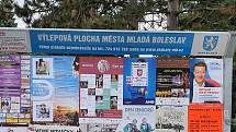 Volný blok přelepil svými plakáty načerno zaplacenou propagaci konkurence v Mladé Boleslavi.