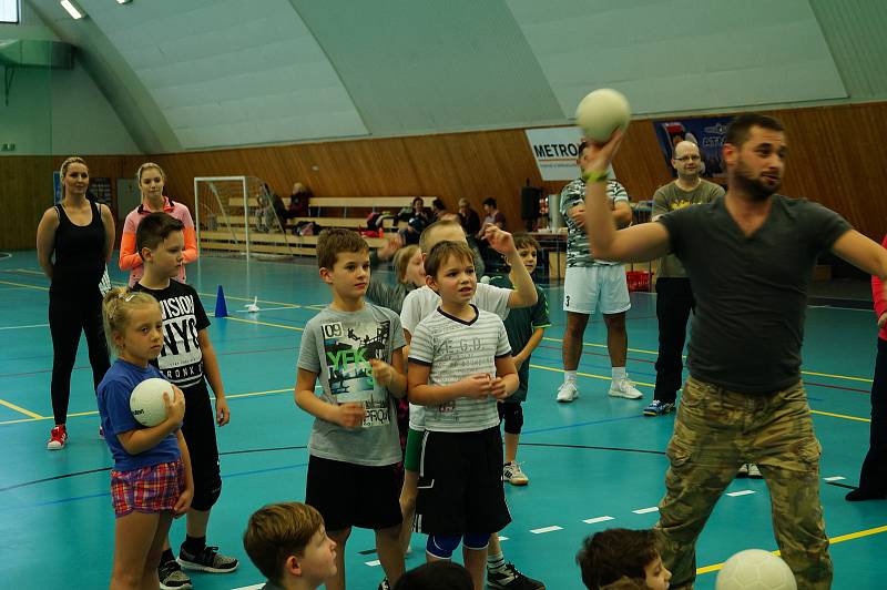 Házenkářští začátečníci z Bělé oslavili závěr roku soutěžemi a hrou, kterou mají nejvíc rádi – házenou. Tentokrát to ale nebyl klasický trénink, nýbrž měl příchuť blížících se Vánoc. Na plac, kromě trenérů, vyběhli totiž i rodiče.