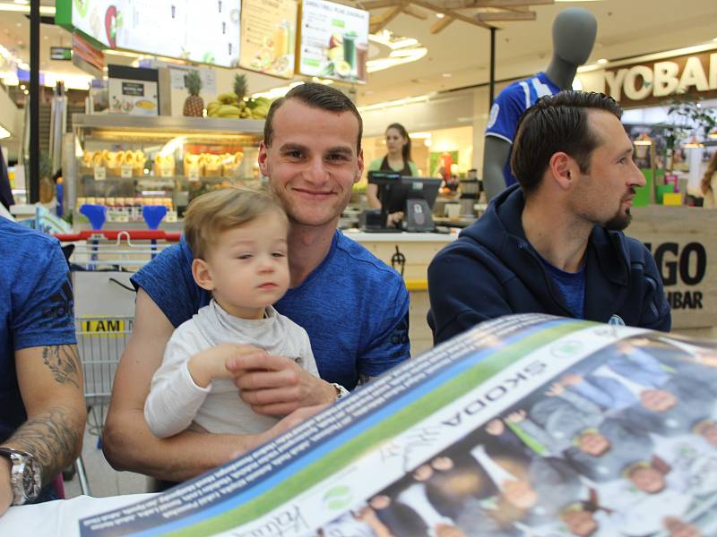 Autogramiáda prvoligových fotbalistů FK Mladá Boleslav přilákala do obchodního a zábavního Bondy centra ve středu odpoledne desítky zájemců.