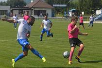 Dobrovice - Lysá 3:0. Bezbrankové skóre vydrží už jen vteřinu, Marek Volf posílá gólovou přihrávku.