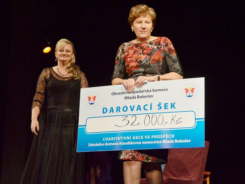 Primářka Helena Tomanová si převzala šek na dvaatřicet tisíc korun