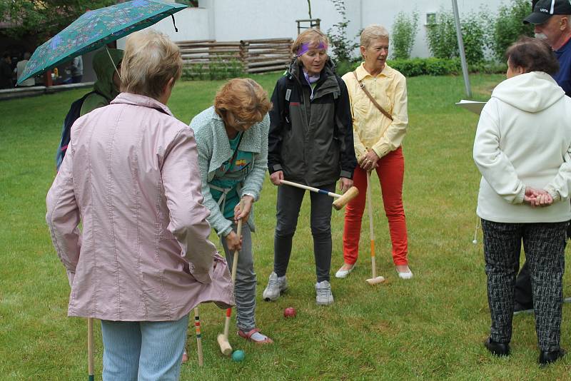 Ve čtvrtek 17. května se Klementinka zaplnila seniory, pro něž tu byl připraven zábavný den a zahradní slavnost.