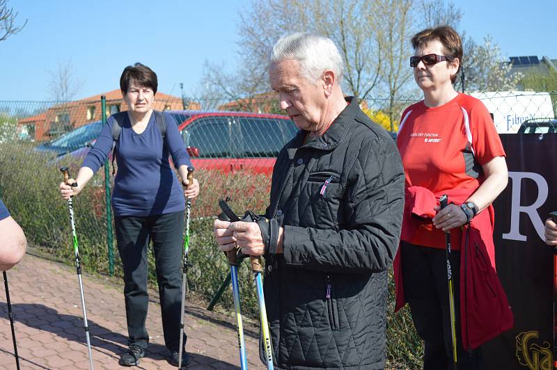 HOLE na Nordic Walking do rukou, rychlá instrukce, jak je správně používat a téměř dvacítka seniorů z Kosmonos mohla vyrazit na výlet.