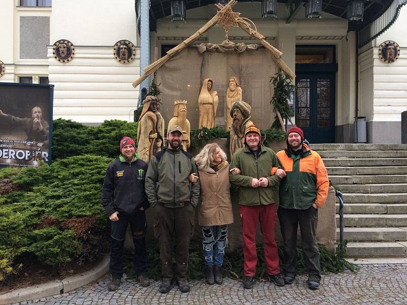 Před Městským divadlem se před nedávnem konalo již druhé Adventní dřevosochání postav do Betléma. 