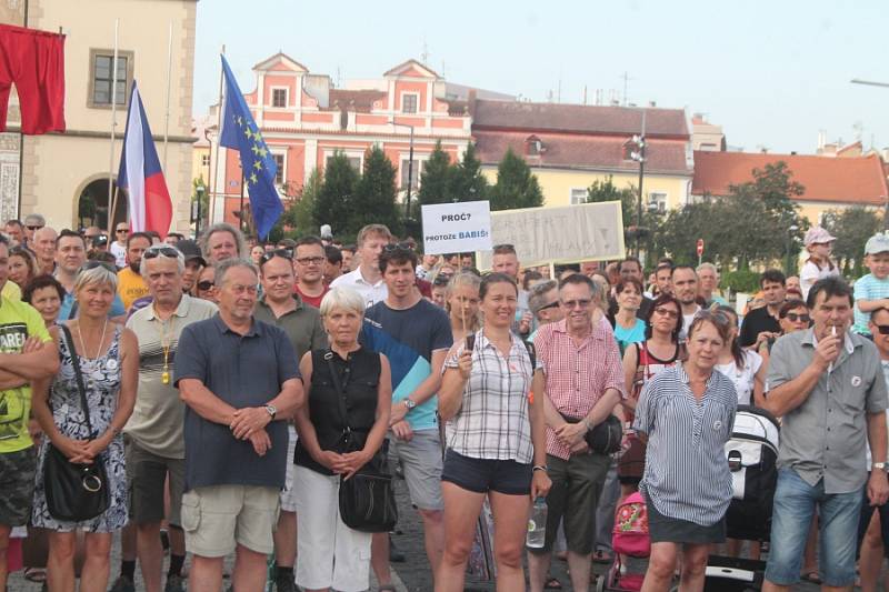 V úterý 11. června se na Staroměstském náměstí sešlo, podle slov organizátorů, na pět set lidí, kteří přišli vyslovit svůj odpor premiérovi České republiky Andrei Babišovi a prezidentovi Miloši Zemanovi.