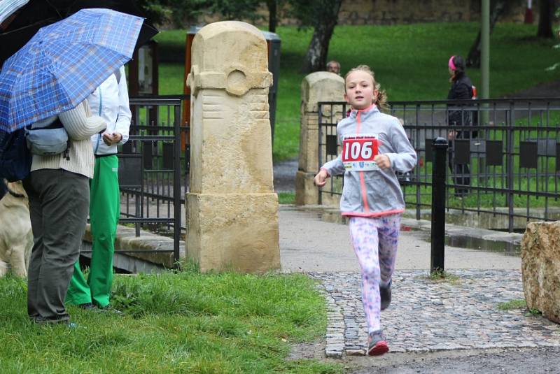 Deštivá neděle patřila v Mladé Boleslavi Běhu městem.