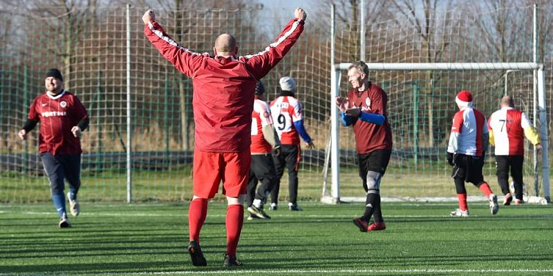 Na malém fotbalovém hřišti na "umělce" v Řepově poslední den v roce proběhlo Silvestrovské fotbalové derby mezi příznivci Slávie a Sparty.