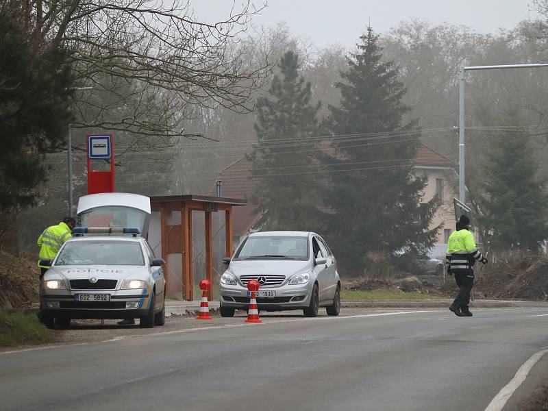 Policisté kontrolují automobily na hranici mladoboleslavského okresu.