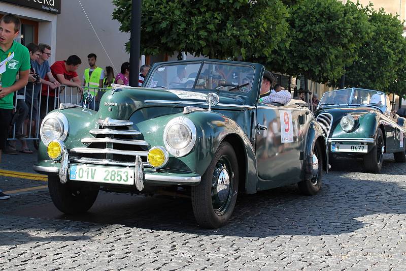 Čtyřiapadesát posádek stanulo ve čtvrtek po 17. hodině na Staroměstském náměstí v Mladé Boleslavi na startovní čáře dalšího ročníku Oldtimer Bohemia Rally.