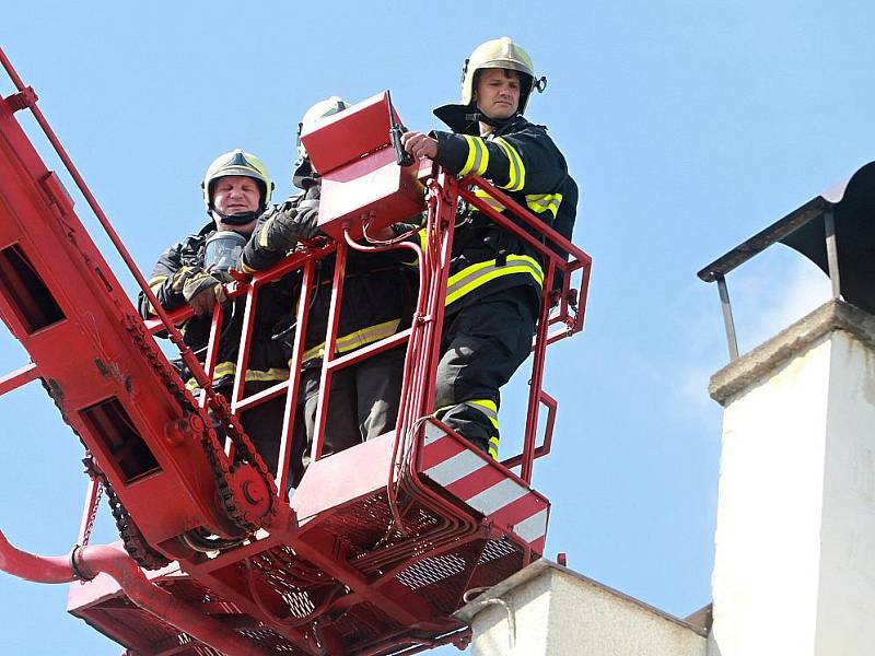 Hasiči zasahovali u požáru střešního prostoru řadového domu v Mnichově Hradišti.