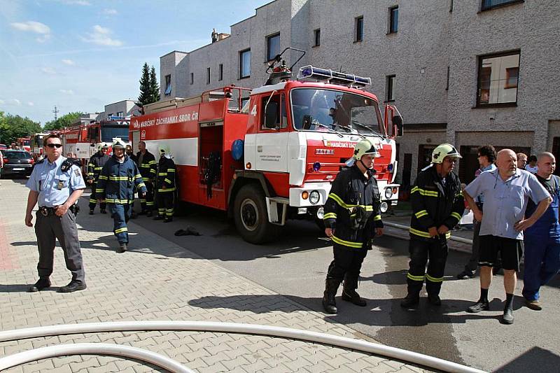 Hasiči zasahovali u požáru střešního prostoru řadového domu v Mnichově Hradišti.