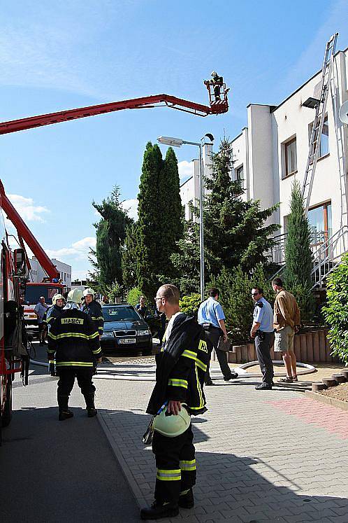 Hasiči zasahovali u požáru střešního prostoru řadového domu v Mnichově Hradišti.