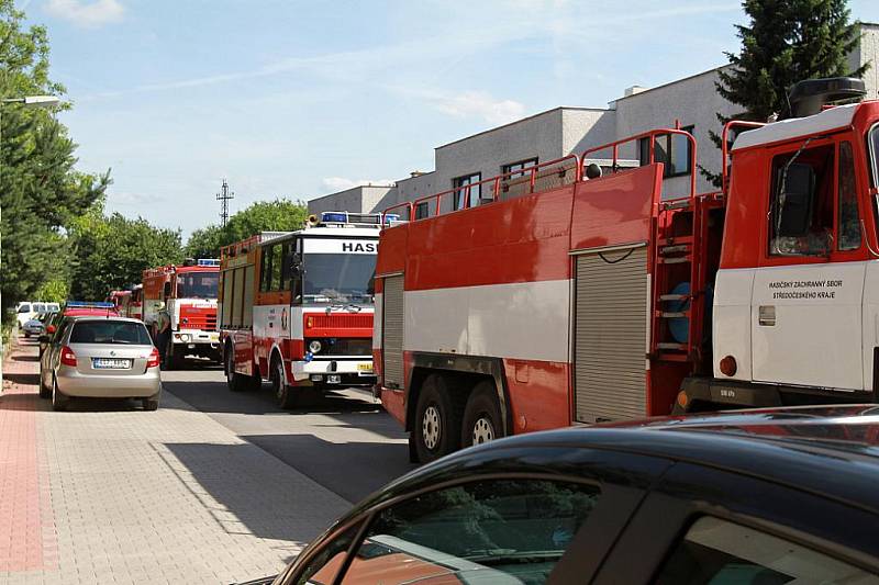 Hasiči zasahovali u požáru střešního prostoru řadového domu v Mnichově Hradišti.