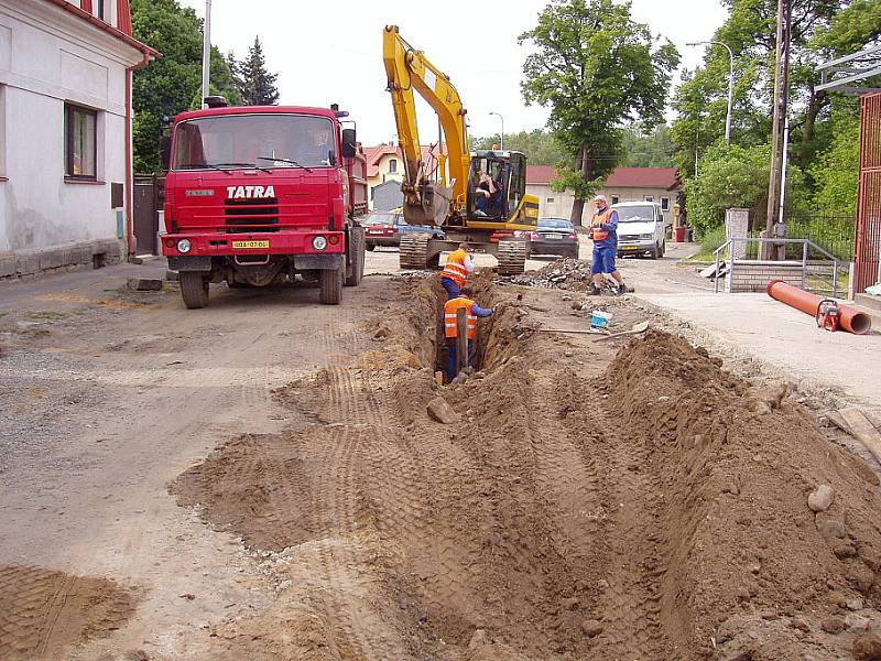 Na rekonstrukci ulic v Debři se stále pracuje.