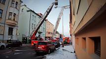 Hasiči zasahovali u požáru výškové budovy v Mladé Boleslavi.
