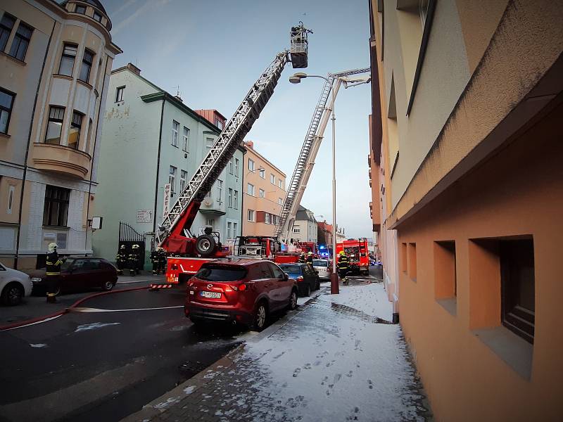 Hasiči zasahovali u požáru výškové budovy v Mladé Boleslavi.