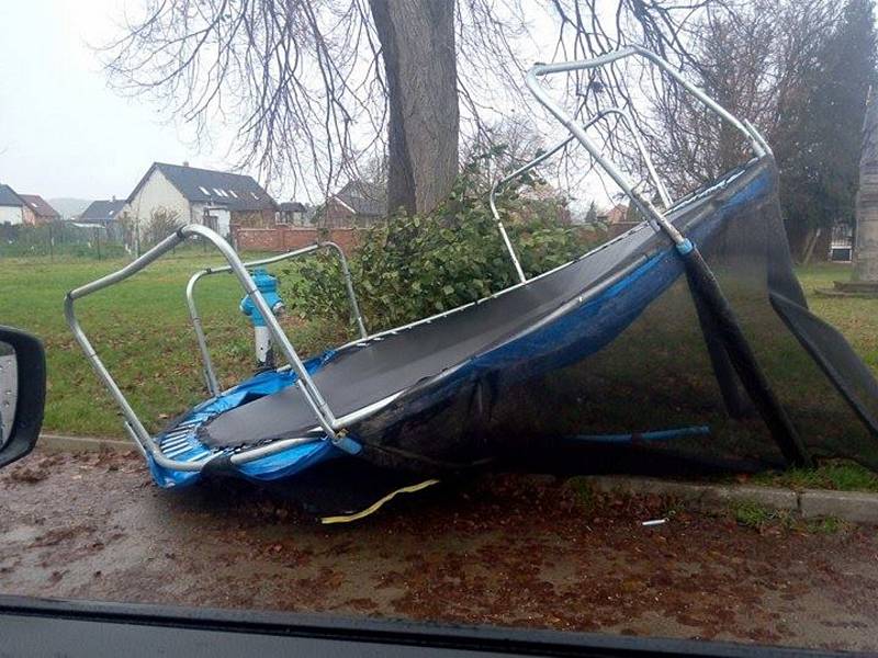 Na zahradě domu v Kněžmostě nevydržela na svém místě velká trampolína.