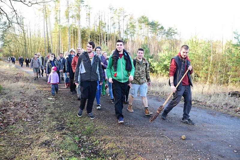 Tradiční Štěpánské koulení zelí v Hlavenci přilákalo padesátku místních