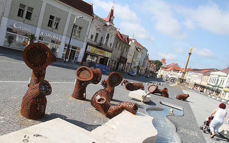 Kovové vrby na Staroměstském náměstí v Mladé Boleslavi.