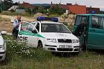 Policejní vyšetřovatelé na místě tragédie - asi kilometr od letiště v Mladé Boleslavi.