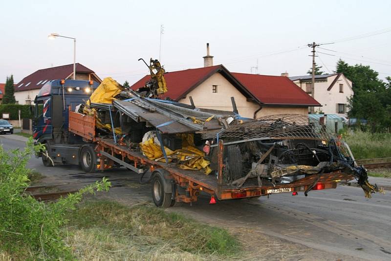 Tohle zbylo z nákladního auta.