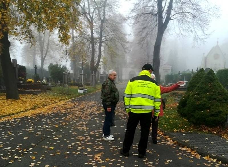 Tak jako každý rok v tomto období se asistenti prevence kriminality a strážníci městské policie věnují dohledu nad veřejným pořádkem ve vytipovaných lokalitách. Intenzivně se zaměřují především na místní hřbitovy a jejich bezprostřední okolí.