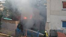 Zhruba v 19,30 hodin se ozvalo postupně několik výbuchů v garáži v historické části Benátek nad Jizerou, ve Smetanově ulici. Následně garáž začala hořet. 