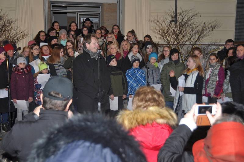 Štědrovečerní zpívání na Masarykově náměstí v Mnichově Hradišti.