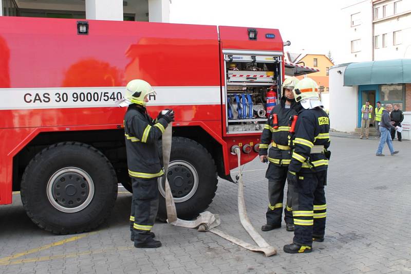 Hasiči zasahovali v nemocnici při taktickém cvičení. Hořel rozvadeč