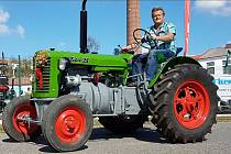 Z výstavy historických traktorů, stabilních motorů a zemědělských strojů v Kropáčově Vrutici.