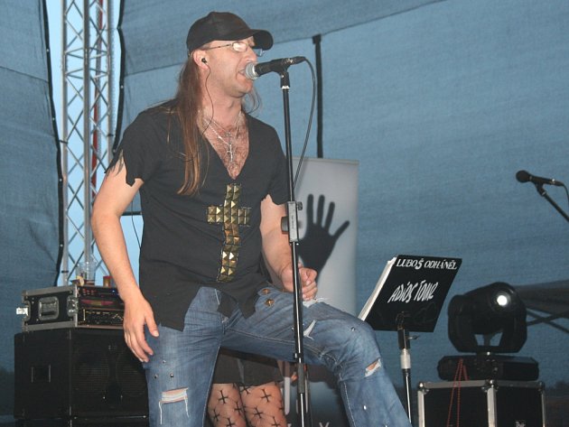 Kytarista a zpěvák Luboš Odháněl.