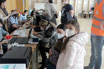 První den v asistenčním centru v Základní škole v Mladé Boleslavi dorazilo do 16. hodiny asi 200 žadatelů o pomoc.