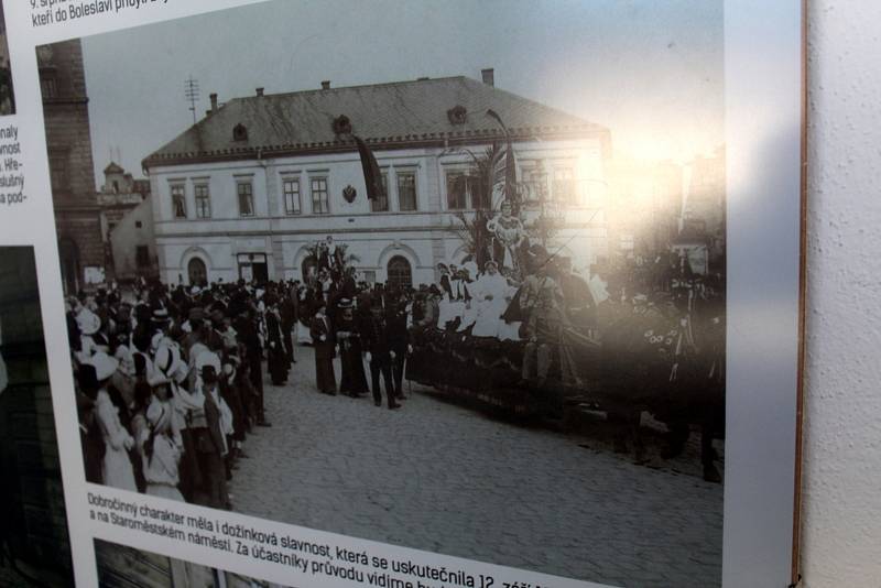 V Muzeu Mladoboleslavska na Hradě je v prvním patře k vidění neobyčejná výstava snímků z historie Staroměstského náměstí.