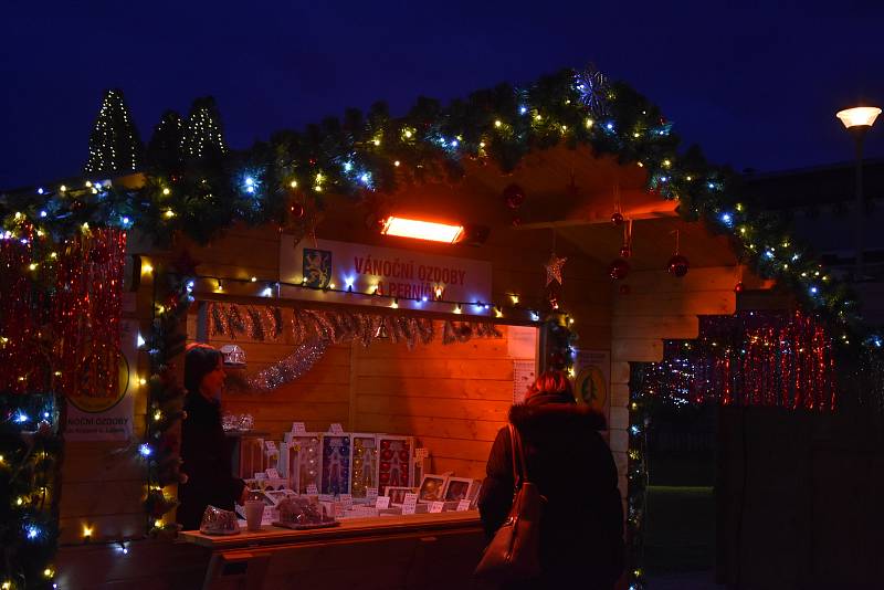 Adventní trhy s historicky největší světelnou výzdobou a ruským kolem začaly v Mladé Boleslavi v pátek odpoledne.