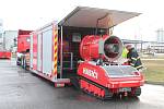 Robot LUF 60 pomáhá hasičům Škoda Auto. Na dálkové ovládání s ním uhasí požár ve velké průmyslové hale
