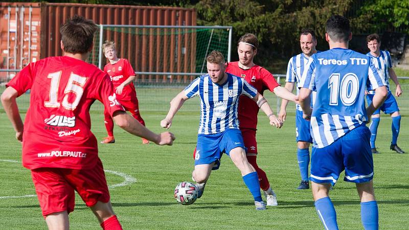 Krajský přebor, 25. kolo: FK Dobrovice (modrobílá kombinace) - FC Velim (1:2)