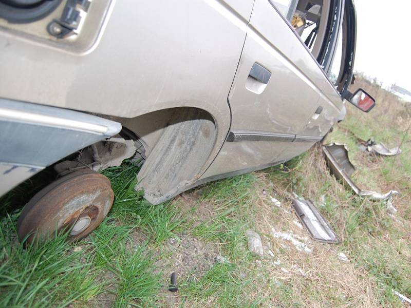 Havarované auto zůstalo v příkopu.