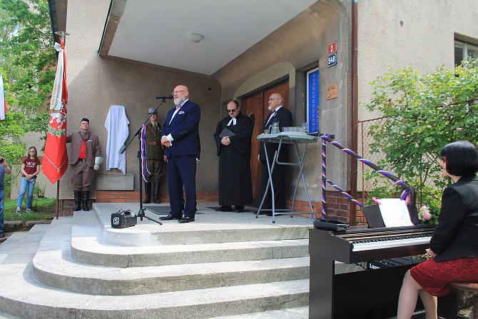 V sobotu 18. května byla na pozemku Husova domu slavnostně odhalena pamětní deska M. R. Štefánika