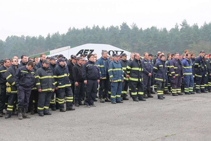 Fyzickou zdatnost, teoretické znalosti i techniku zásahu otestovala odborná příprava velitelů a strojníků hasičských jednotek.