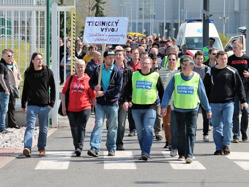 Škodováci protestovali před Pentagonem proti nabídce firmy. Mítinku se zúčastnily tisíce lidí.