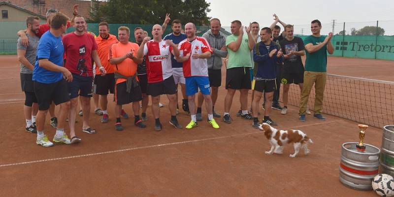 Ve Sportovním areálu Kolomuty se uskutečnil o víkendu nohejbalový turnaj trojic - 10. ročník Helada Cup, kterého se zúčastnilo 31 hráčů, 10 týmů. 