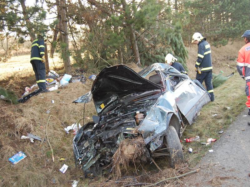 Po střetu s mohutným kmenem bylo auto zcela napadrť.