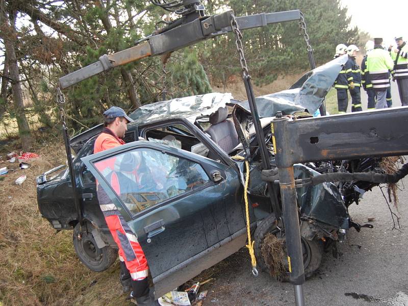 Po střetu s mohutným kmenem bylo auto zcela napadrť.