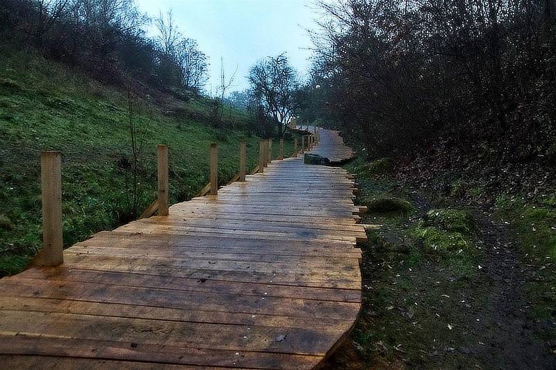 Začátkem prosince by již měla být kompletně hotová kompletní rekonstrukce dřevěné stezky v rokli, která spojuje oblast Radouče s přechodem přes silnici u Podlázek.