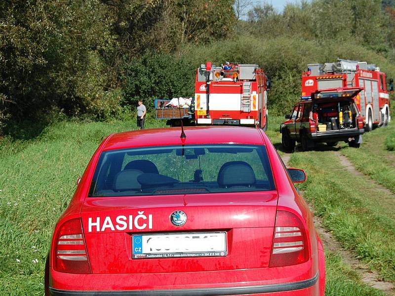 Hasiči museli na Jizeře položit norné stěny, kvůli úniku ropných látek.