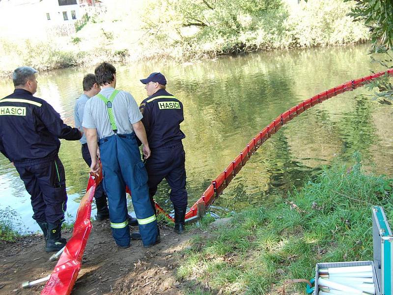 Hasiči museli na Jizeře položit norné stěny, kvůli úniku ropných látek.