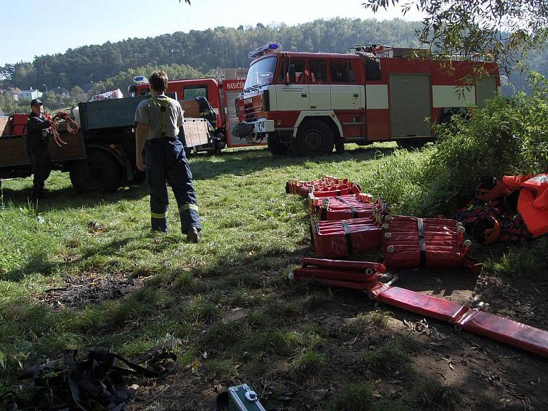 Hasiči museli na Jizeře položit norné stěny, kvůli úniku ropných látek.