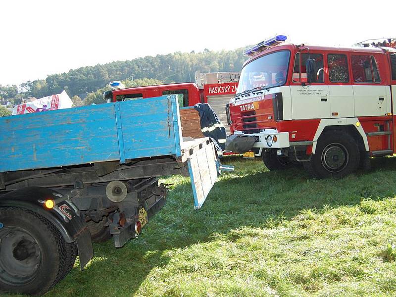 Hasiči museli na Jizeře položit norné stěny, kvůli úniku ropných látek.