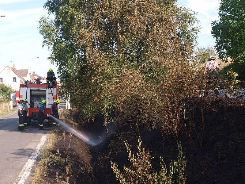 Požár, vzniklý pravděpodobně jiskrami odlétnutými od brzdy vlaku, zachvátil úsek trati mezi Bakovem nad Jizerou a Bělou pod Bezdězem.